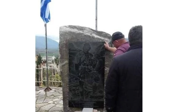 Στη θέση της και πάλι η Ελληνική Σημαία στην Κρανιά (εικόνα)